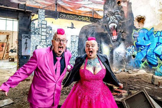 Christiane-Thorsten-buntes-After-Wedding-im-Lost-Place-Featured
