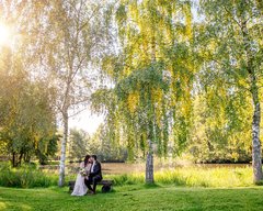 Brautpaar sitzt im Abendlicht im Garten von Adams Gasthof Moritzburg