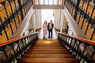 Brautpaar steigt Treppe zum Trausaal im Standesamt Moritzburg hinauf