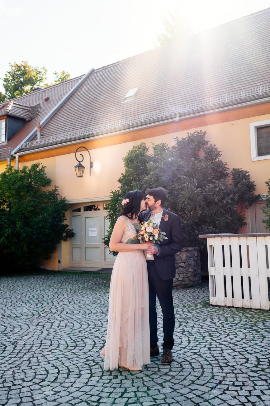 Braut und Bräutigam im Innenhof von Adams Gasthof in Moritzburg