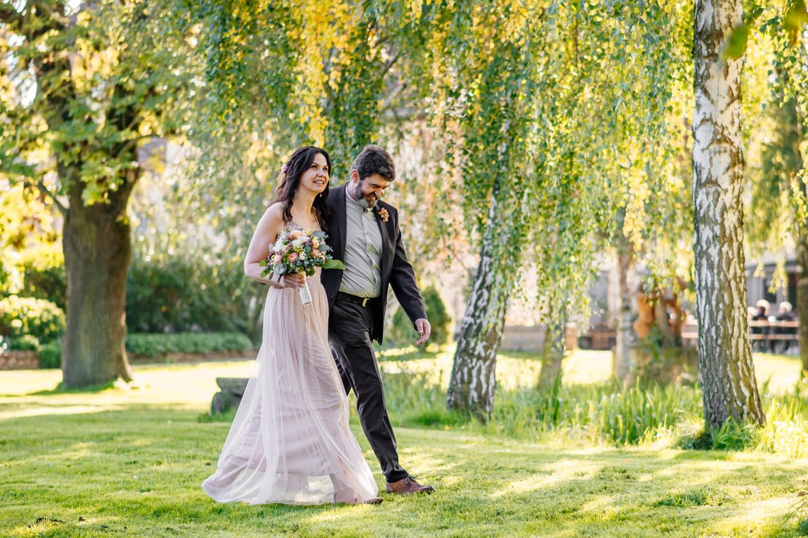 Hochzeitspaar im Garten von Adams Gasthof Moritzburg beim Fotoshooting