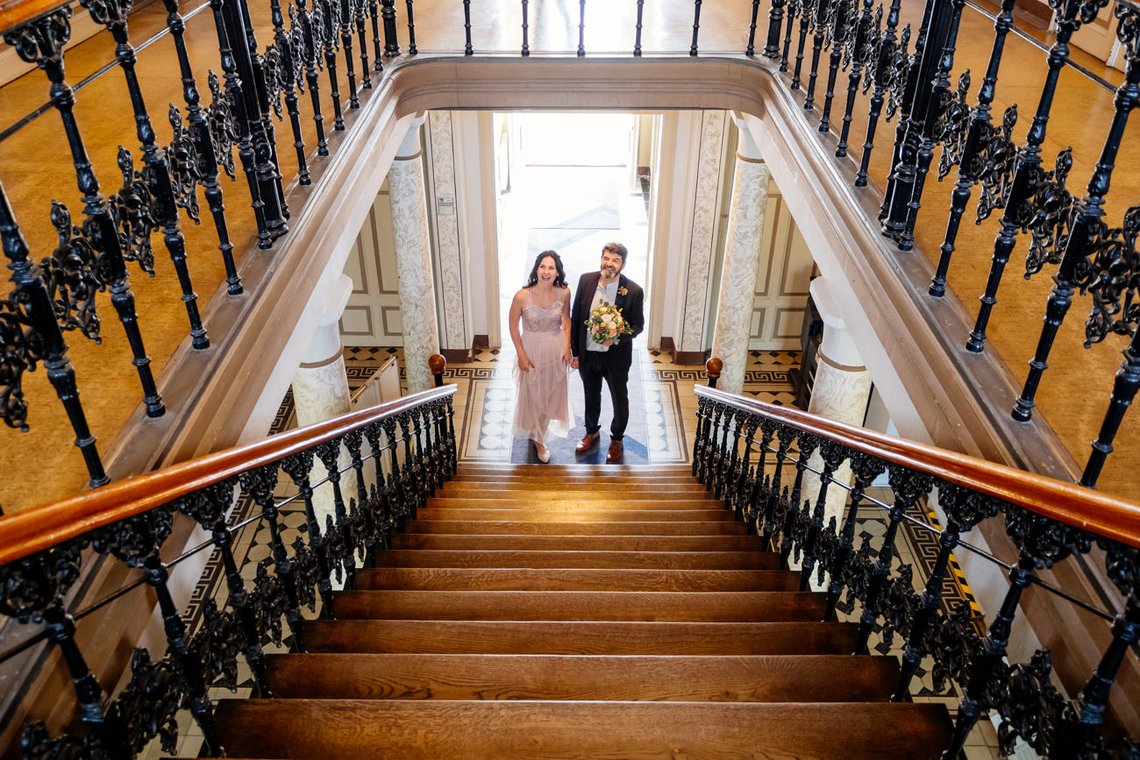 Brautpaar steigt Treppe zum Trausaal im Standesamt Moritzburg hinauf