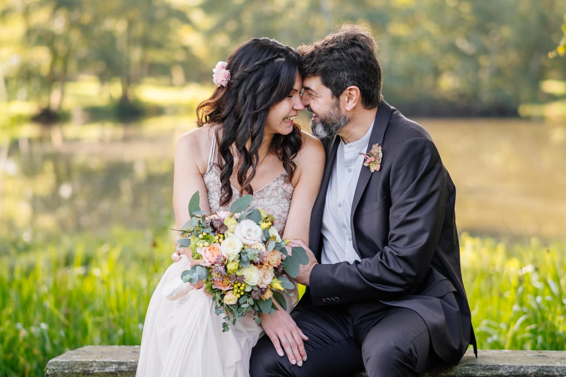 Hochzeitspaar im Garten von Adams Gasthof Moritzburg beim Fotoshooting