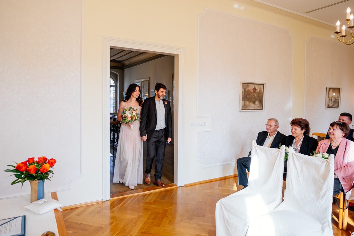 Hochzeitspaar kommt in den Trausaal vom Standesamt Moritzburg