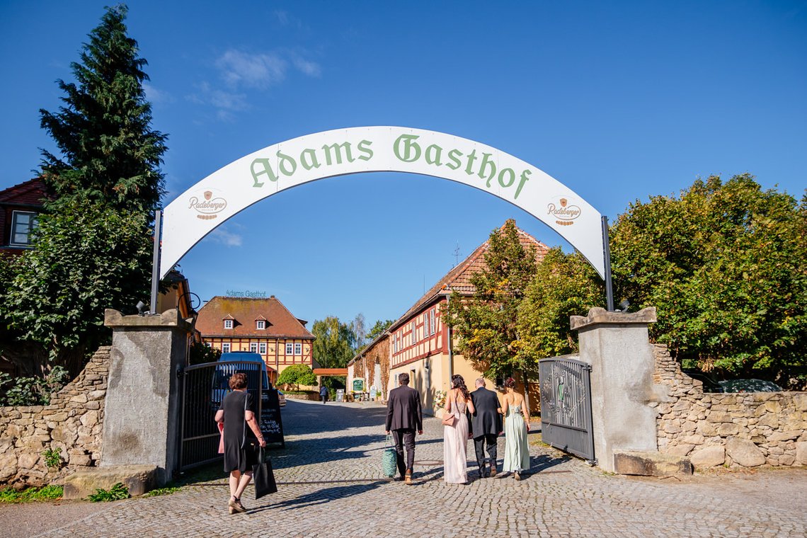 Eingang zu Adams Gasthof in Moritzburg