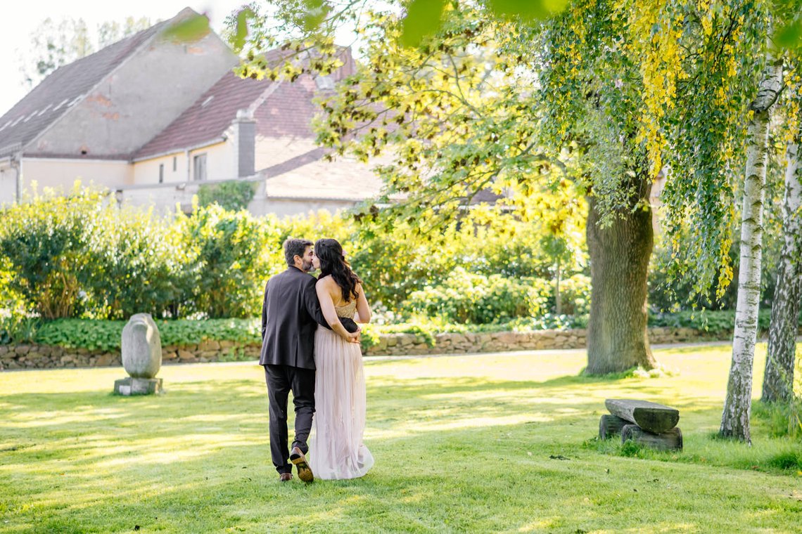 Hochzeitspaar im Garten von Adams Gasthof Moritzburg beim Fotoshooting