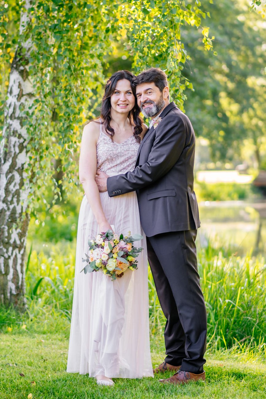 Hochzeitspaar im Garten von Adams Gasthof Moritzburg