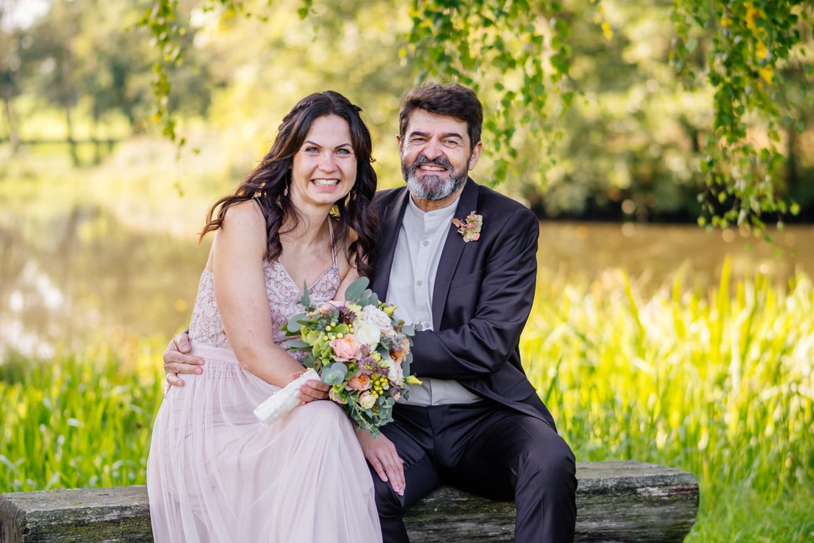 Hochzeitspaar im Garten von Adams Gasthof Moritzburg beim Fotoshooting