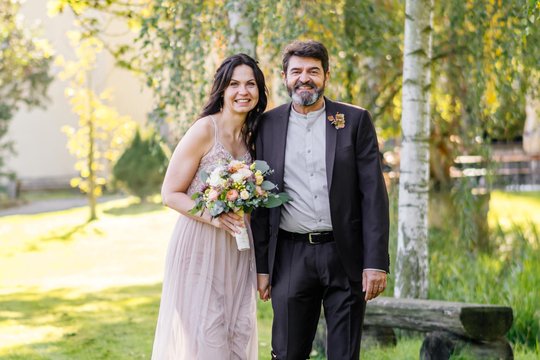 Hochzeitspaar im Garten von Adams Gasthof Moritzburg beim Fotoshooting