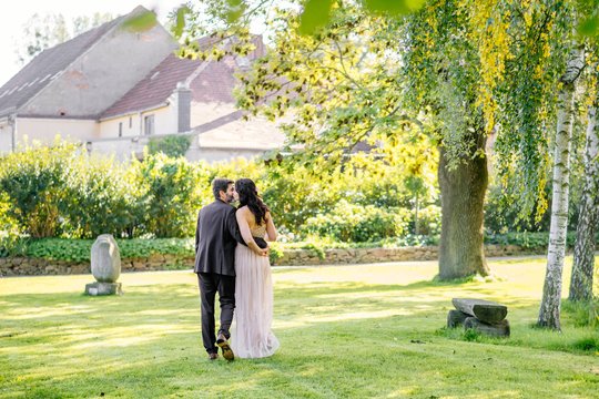 Hochzeitspaar im Garten von Adams Gasthof Moritzburg beim Fotoshooting