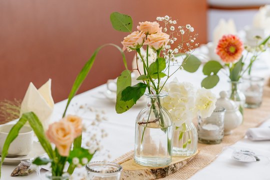 Blumen und Tischdekoration bei einer Hochzeitfeier