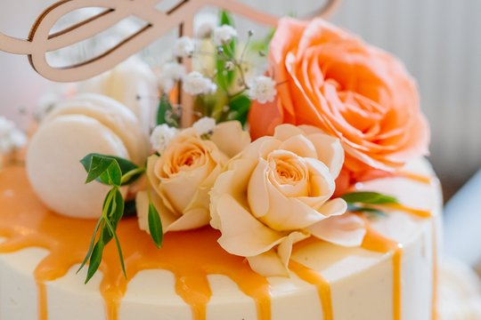 Blumendekoration auf der Hochzeitstorte