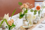 Blumen und Tischdekoration bei einer Hochzeitfeier