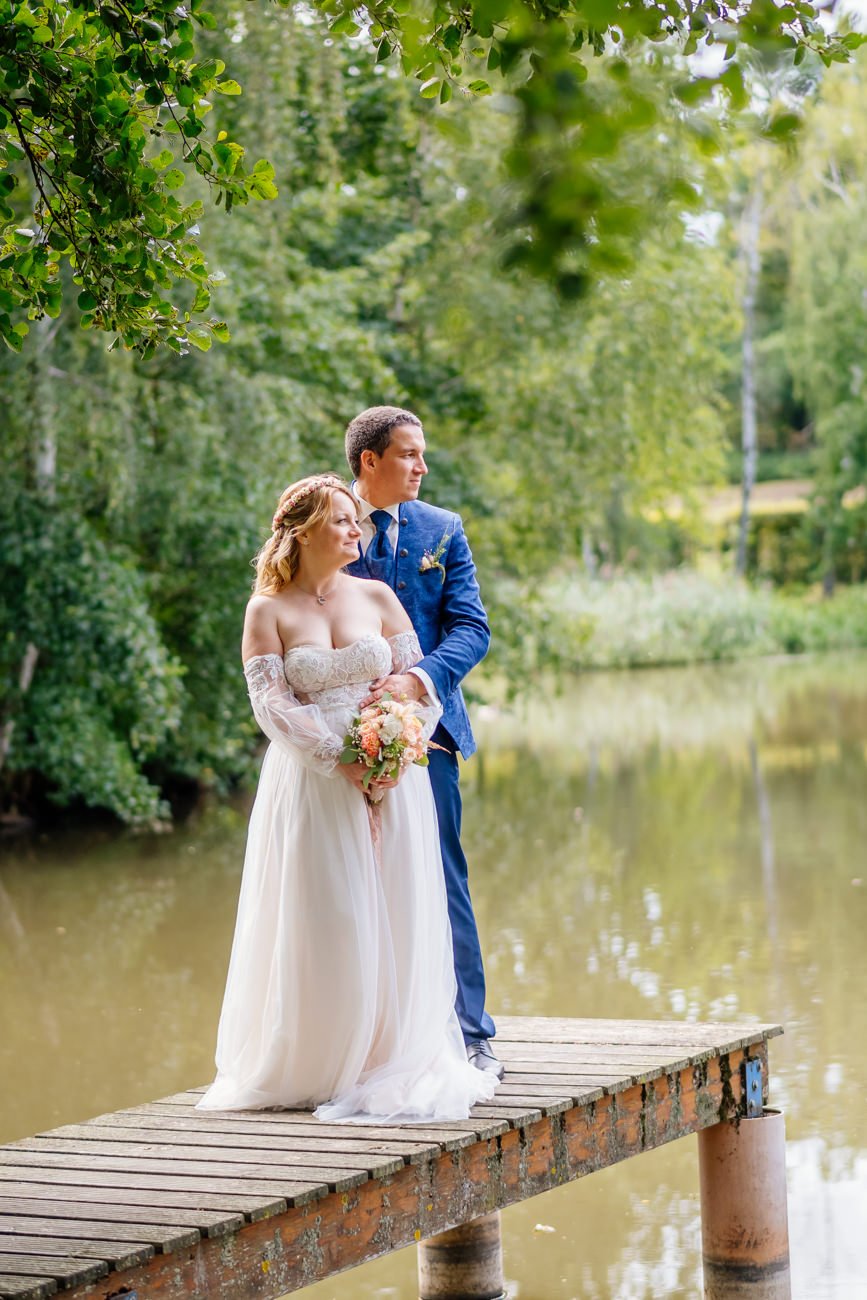 Brautpaar beim Hochzeitsfotoshoot am Teich in Adams Gasthof