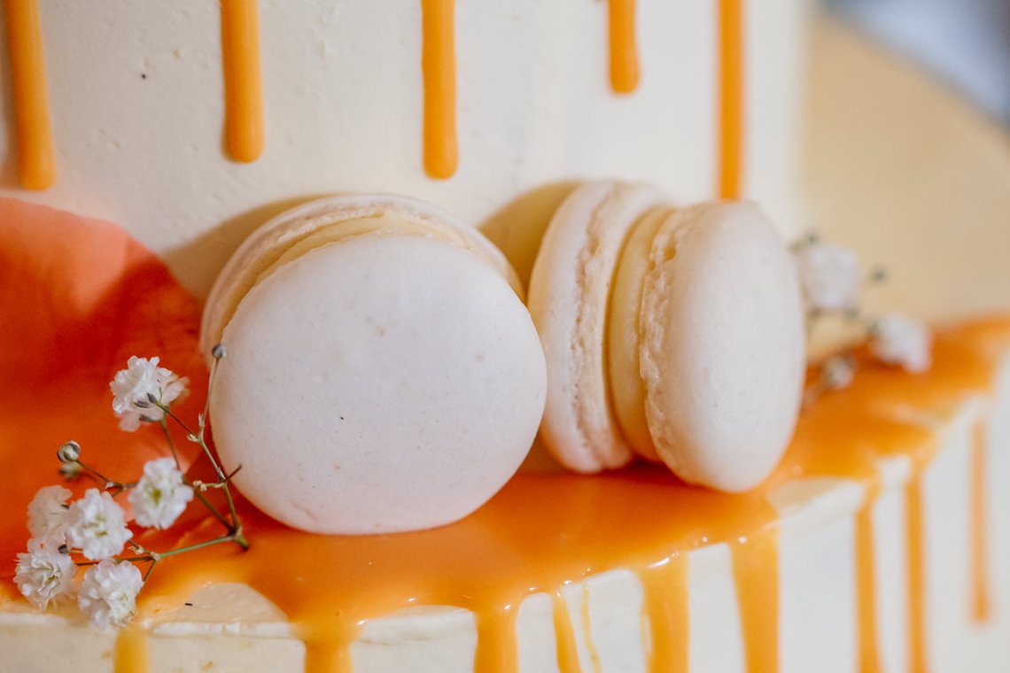 Macarons als Deko auf der Hochzeitstorte