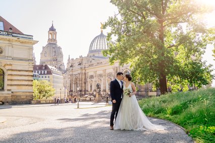 Hochzeitsfotos Dresden Brautpaar in der Altstadt mit Frauenkirche.jpg