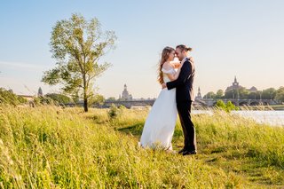 Hochzeitsfotos Dresden Brautpaarfoto an den Elbwiesen.jpg