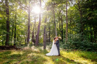 Hochzeitspaar im Lichtdurchfluteten Wald