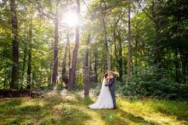 Hochzeitspaar im Lichtdurchfluteten Wald