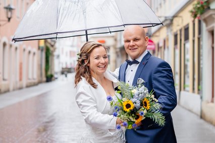 Hochzeitsfotos Pirna Brautpaar im Regen.jpg