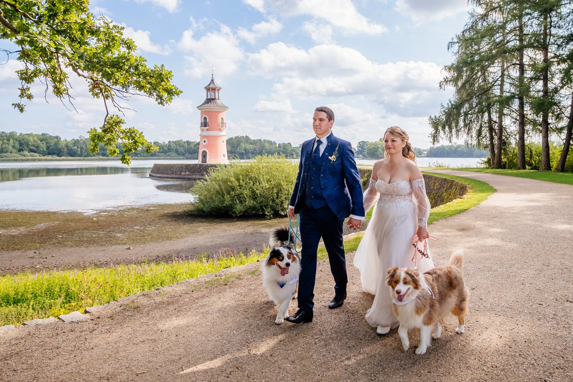 Brautpaar mit zwei Hunden vor dem Leuchtturm in Moritzburg