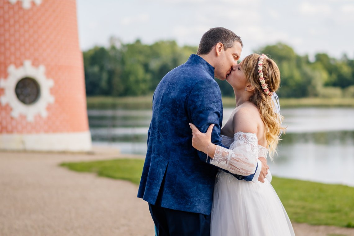 Hochzeitspaar am Leuchtturm in Moritzburg