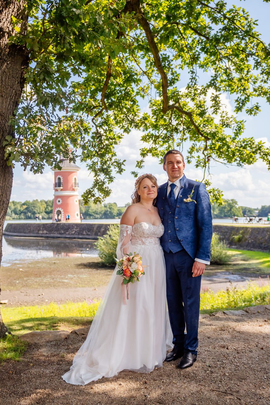 Hochzeitsfotos vom Brautpaar vor dem Leuchtturm Moritzburg