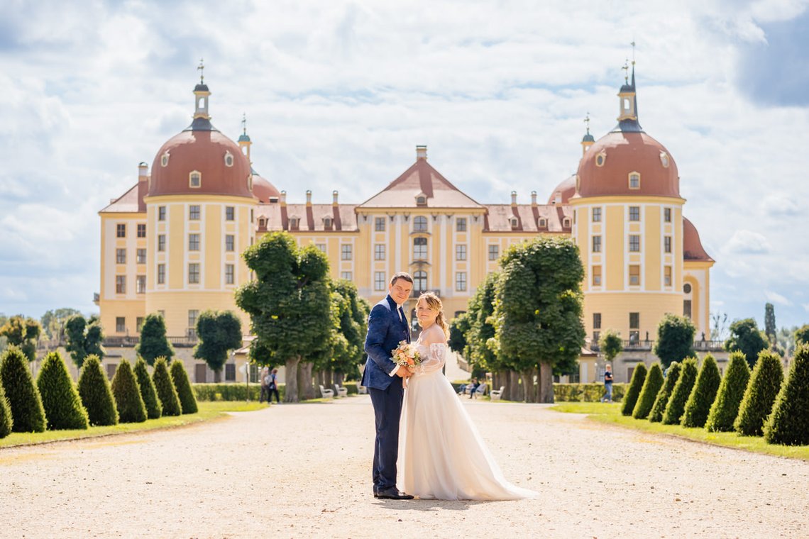 Brautpaar beim Fotoshooting Schloss Moritzburg