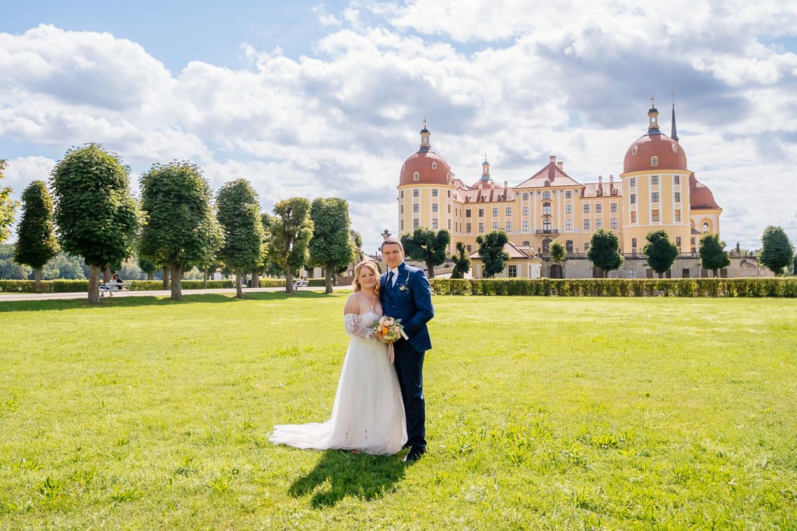 Brautpaar beim Fotoshooting Schloss Moritzburg