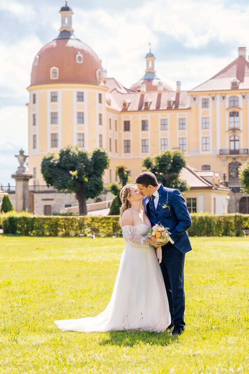 Brautpaar beim Fotoshooting Schloss Moritzburg