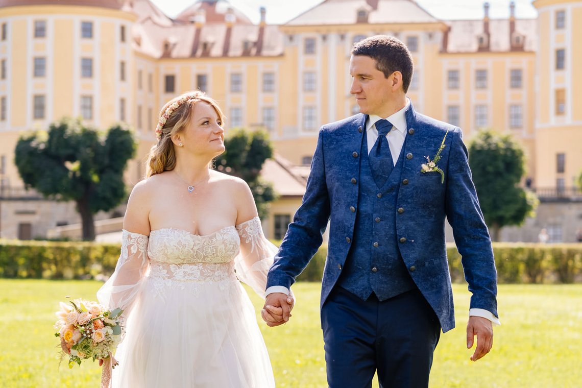 Brautpaar beim Fotoshooting Schloss Moritzburg