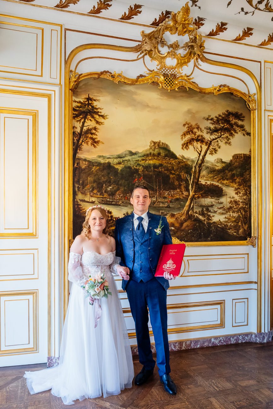 Hochzeitspaar bei standesamtlicher Trauung im Fasanenschlösschen Moritzburg