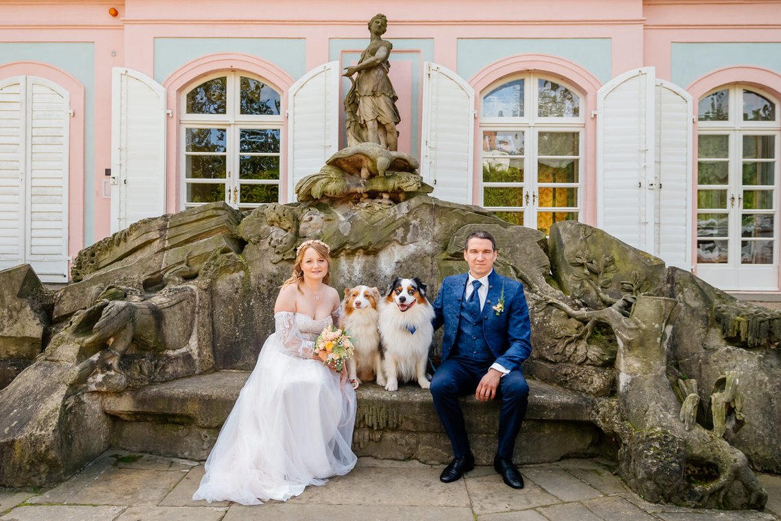 Brautpaar mit ihren Hunden vor dem Fasanenschlösschen Moritzburg